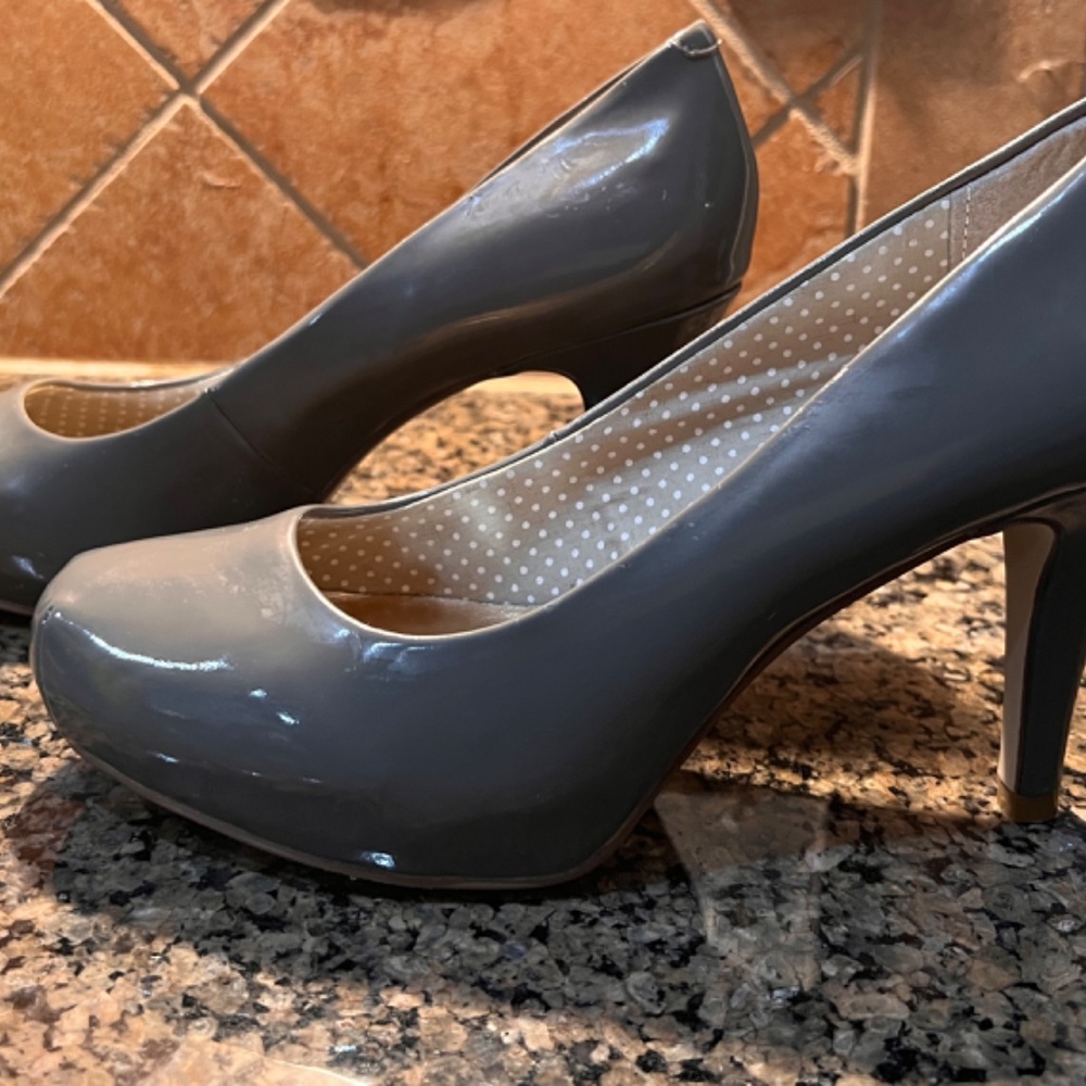 Steve Madden Grey Patent Leather Getta Pump - Size 7.5 - Picture 4 of 11
